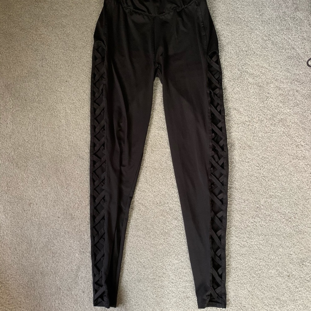 Black leggings with criss-cross